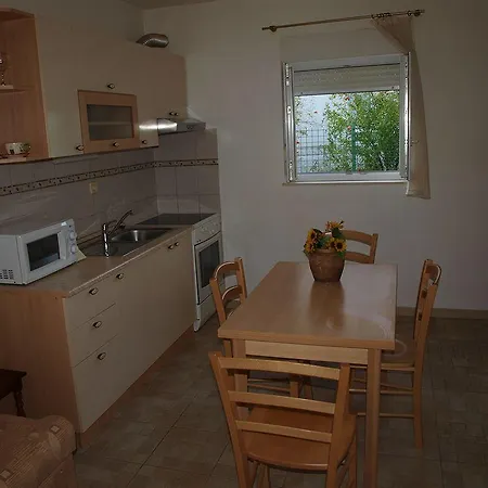 Priska Apartment *