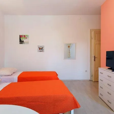 Priska Apartment *