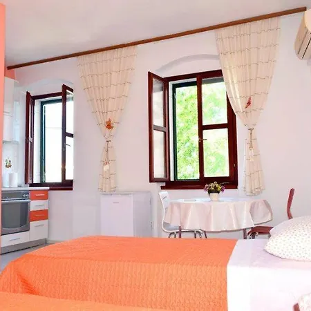 Priska Apartment *