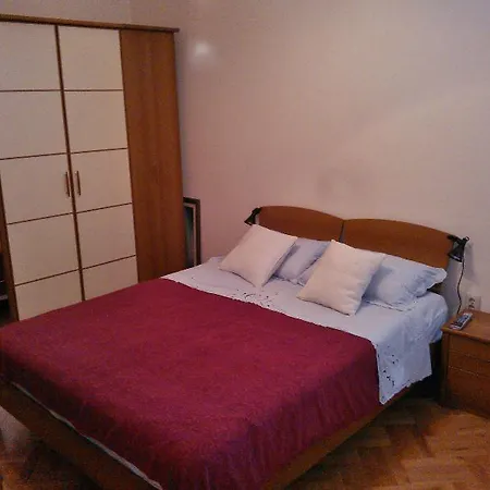 Priska Apartment *