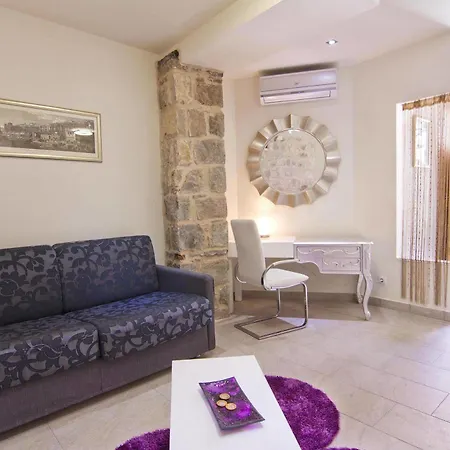 Priska Apartment *